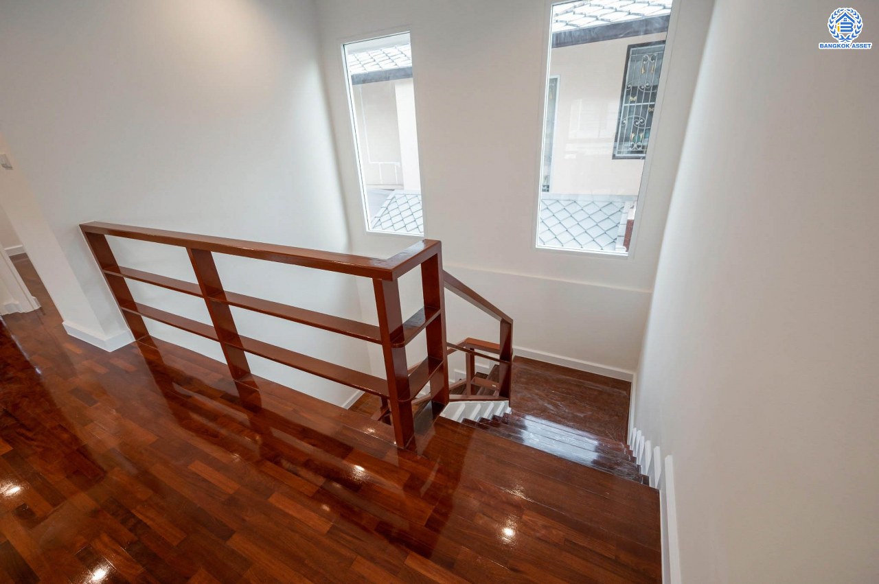 บ้านมือสองตกแต่งใหม่ โครงการ ปารวีร์ เพชรเกษม63 เนื้อที่ 82.4 ตร.ว. ฟังก์ชัน 3 ห้องนอน 4 ห้องน้ำ 1 ห้องแม่บ้าน 2 ที่จอดรถ บนพื้นที่ใช้สอย 244.52 ตร.ม. ทำเลศักยภาพ เชื่อมต่อหลายเส้นทาง ใกล้เดอะมอลล์บางแค จุดขึ้นทางด่วน "พระราม2" และรถไฟฟ้าสายสีน้ำเงิน "สถานีหลักสอง"